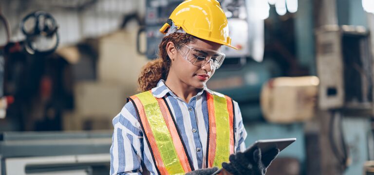 /author/bynder-asset/bynder:12A4E8EE-D694-442E-9FBE33C80ED80EF6/Landscape_MD/COLOUR-IMAGE_worker-wearing-hard-hat-using-tablet_apr26.jpg?1776243913000