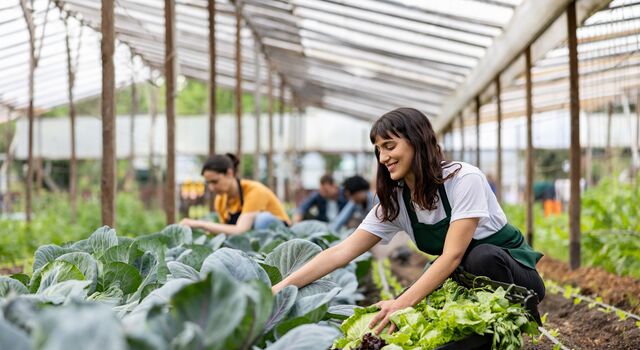 COLOUR-IMAGE_food-and-bev-woman-produce_APR26