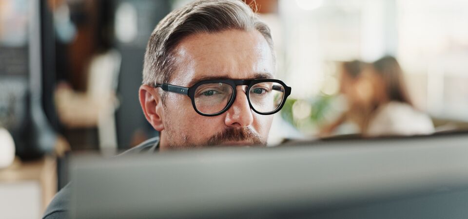 COLOUR-IMAGE_man-glasses-screen_feb26