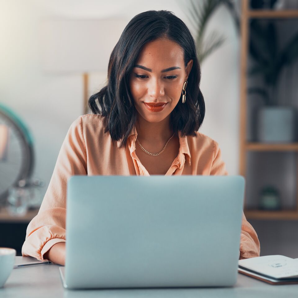 COLOUR-IMAGE_woman-laptop-device-working-home-office_mar26