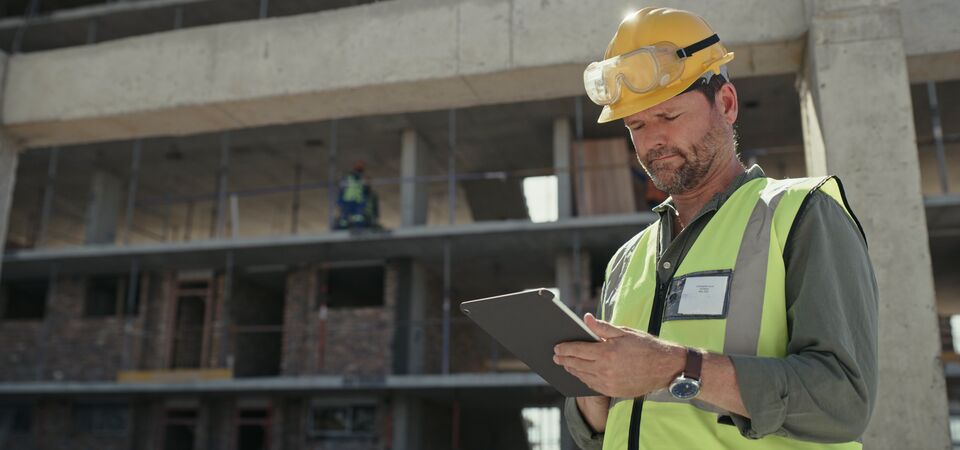 COLOUR-IMAGE_construction-worker-ipad_feb26