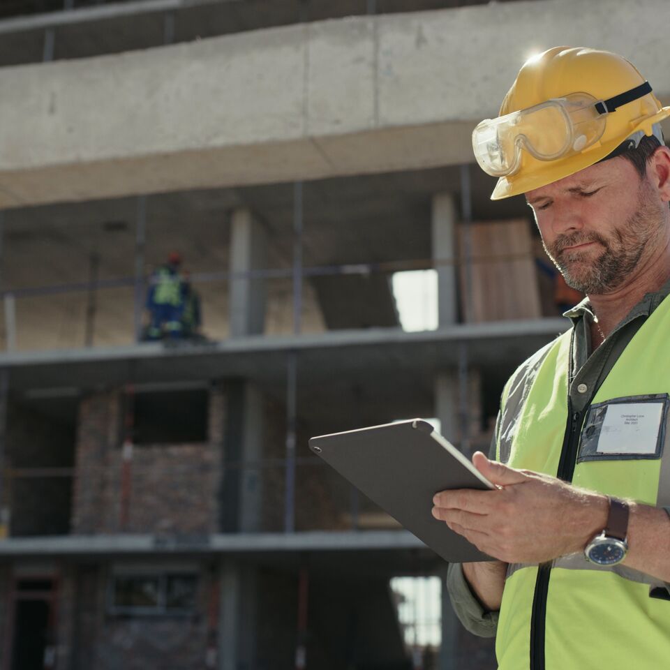 COLOUR-IMAGE_construction-worker-ipad_feb26