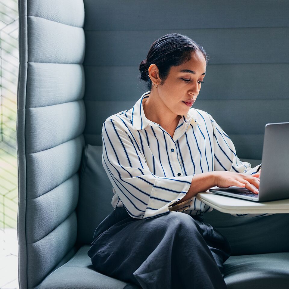 COLOUR-IMAGE_woman-laptop-device-working-office_mar26