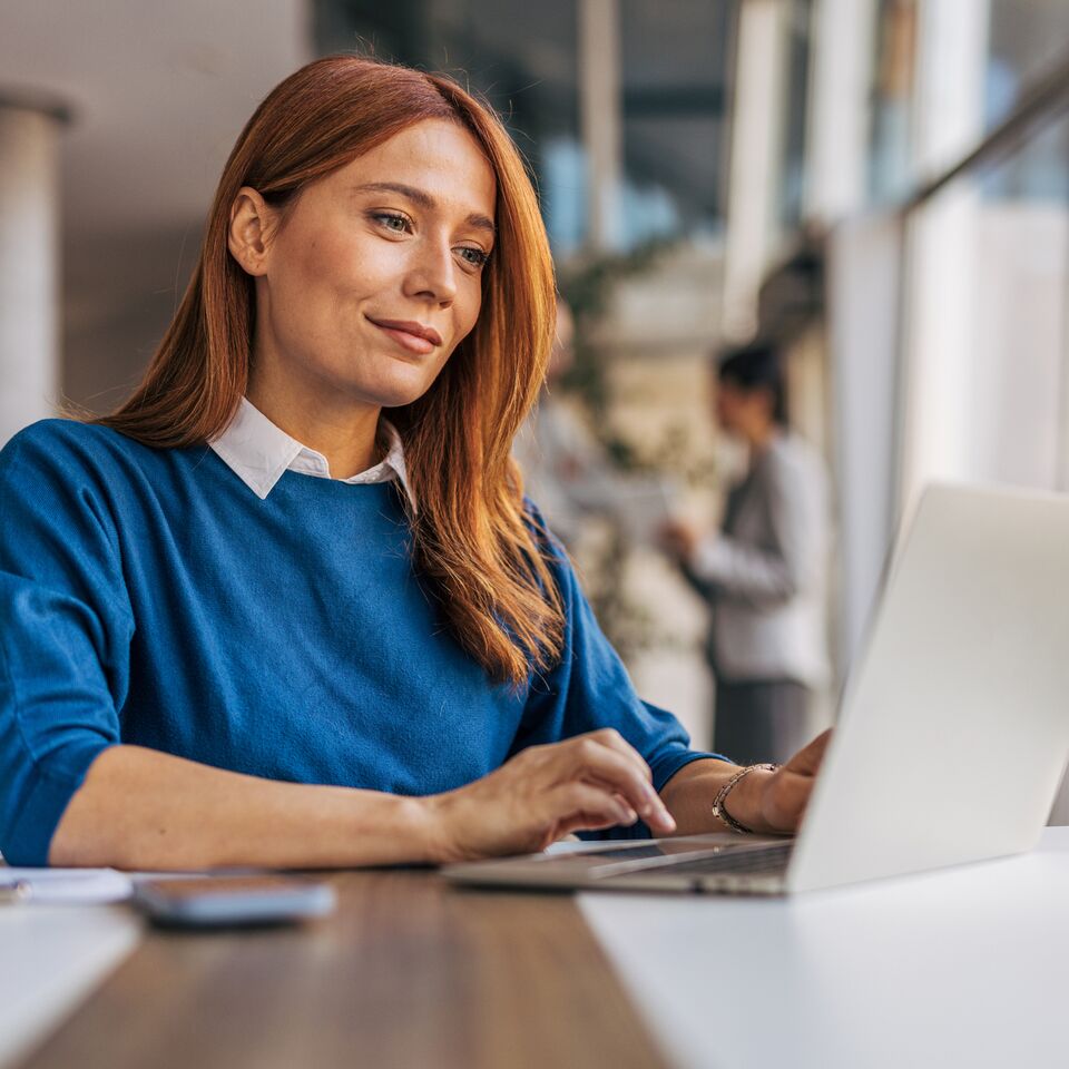 COLOUR-IMAGE_woman-redhair-laptop_feb26