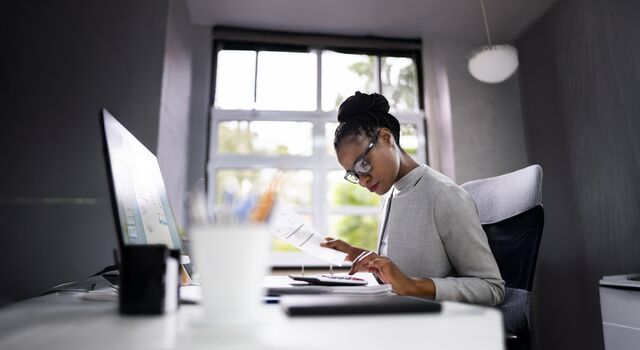 COLOUR-IMAGE_woman-in-office-working_feb26