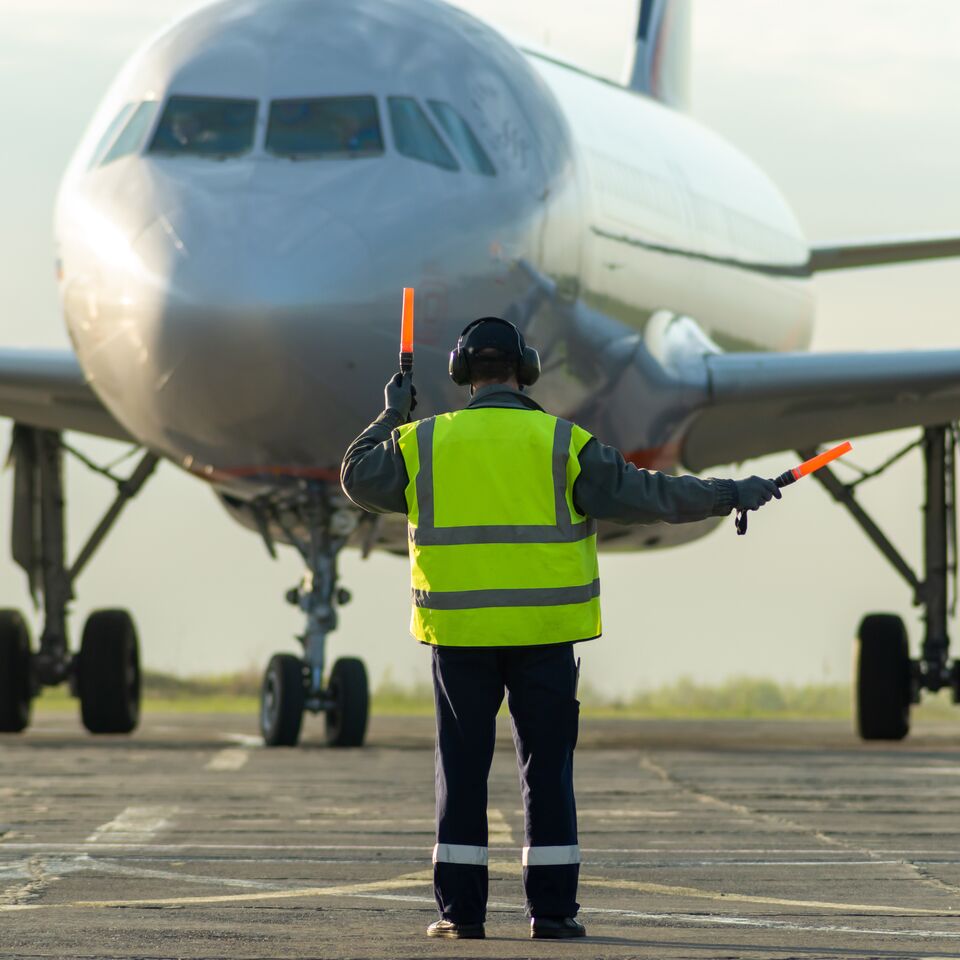 COLOUR-IMAGE_aviation-plane-groundsman_feb26