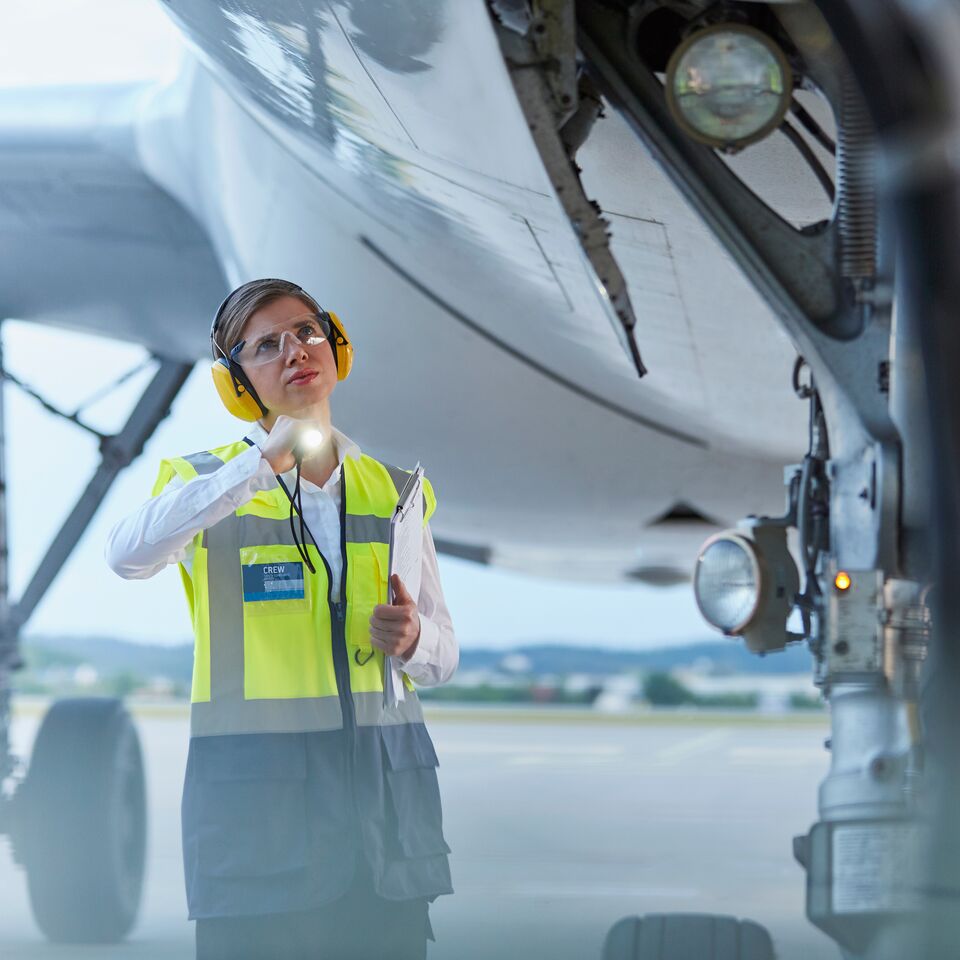COLOUR-IMAGE_aviation-plane-inspection_feb26
