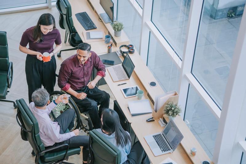 COLOUR-IMAGE_people-office_feb26