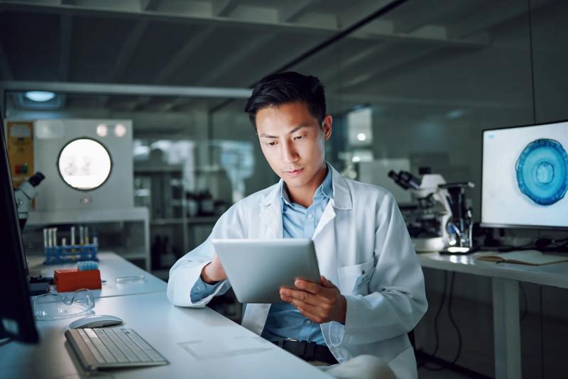 COLOUR-IMAGE_life-science-tablet-scientist-reading-laboratory_feb26