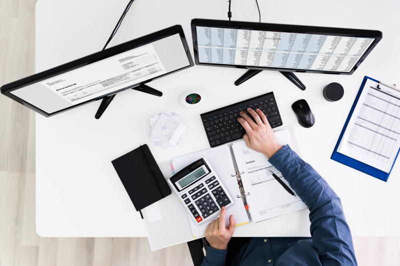 COLOUR-IMAGE_man-working-top-view_feb26