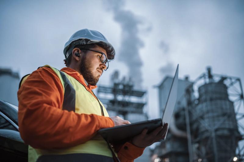 COLOUR-IMAGE_power-plant-audit-worker_feb26