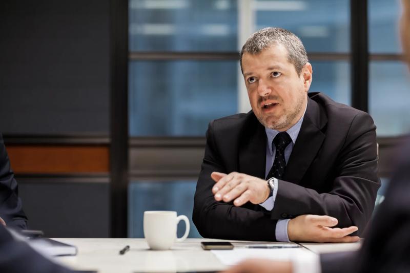 COLOUR-IMAGE_man-talking-in-meeting_feb26