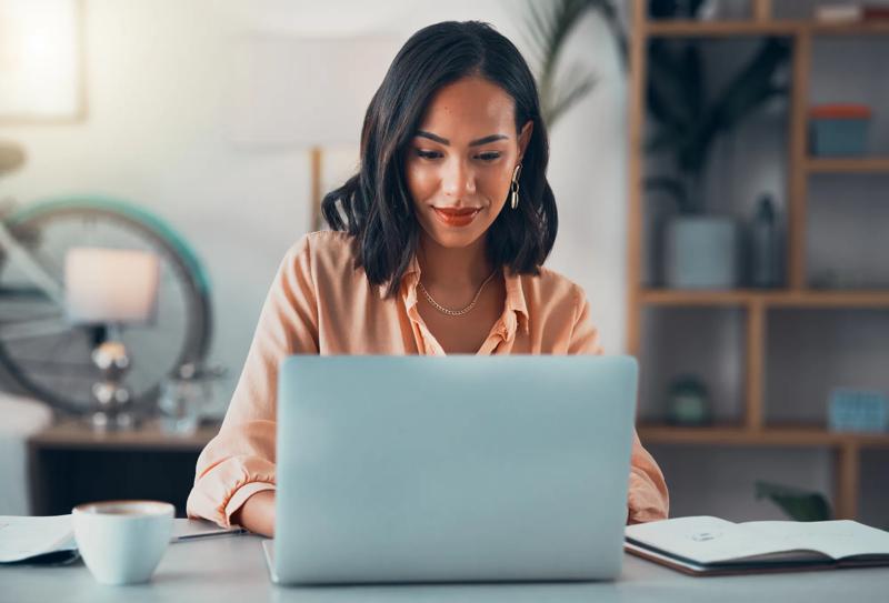 COLOUR-IMAGE_woman-laptop-device-working-home-office_mar26