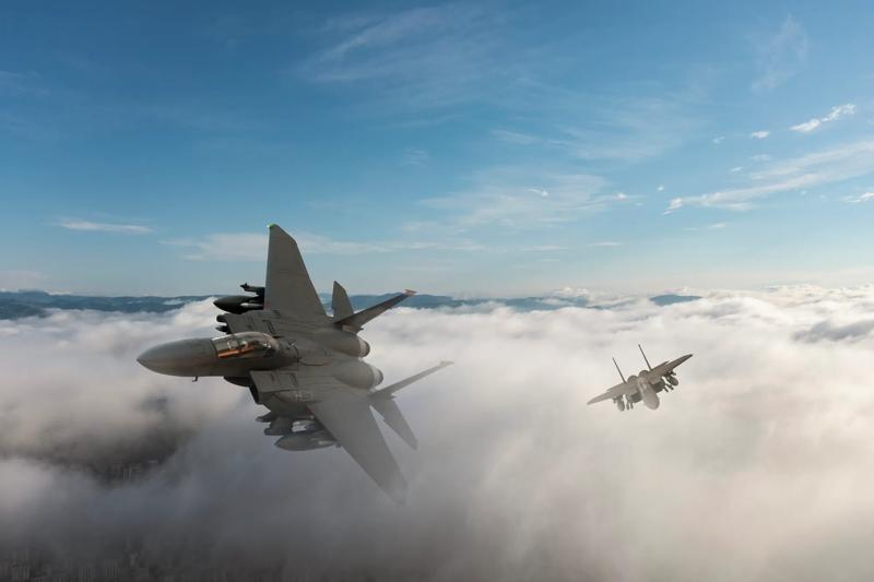 COLOUR-IMAGE_aerospace&defence-two-fighter-jets-flying-through-clouds_feb26