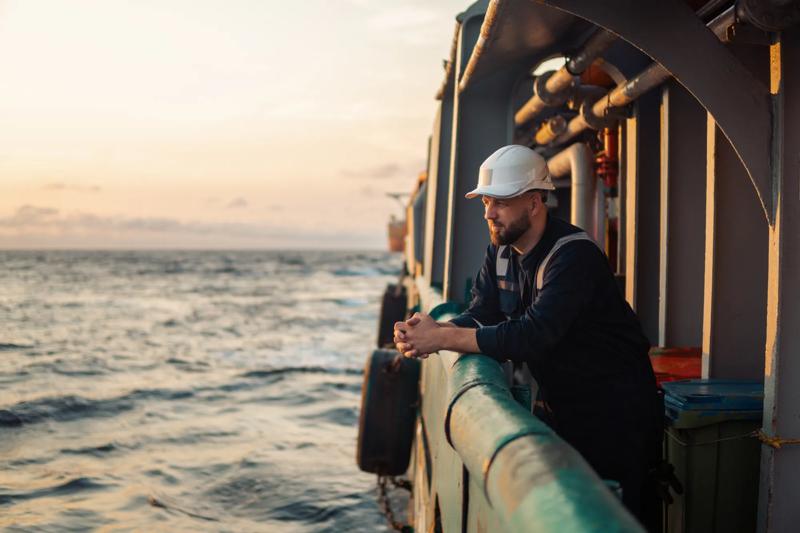 COLOUR-IMAGE_maritime-worker-on-boat-looking-to-sea_mar26