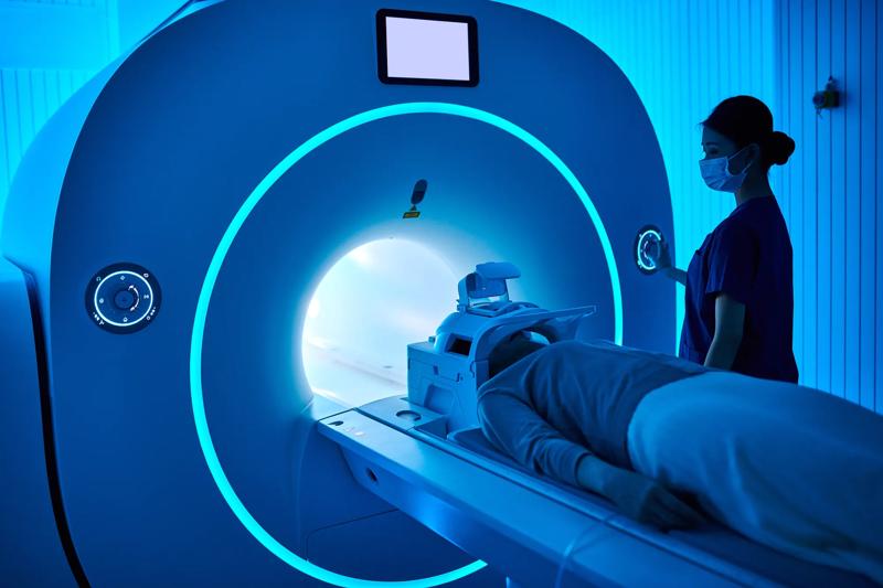 COLOUR-IMAGE_healthcare-nurse-mri-machine-scan-patient_feb26