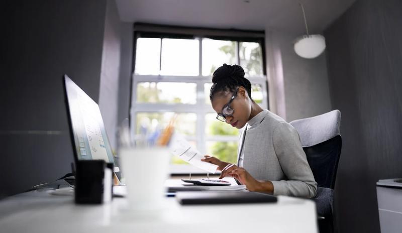 COLOUR-IMAGE_woman-in-office-working_feb26