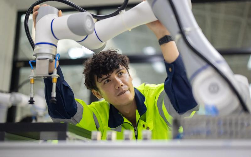 COLOUR-IMAGE_automotive-Male engineer-inspecting-car-manufacturing-robot_feb26