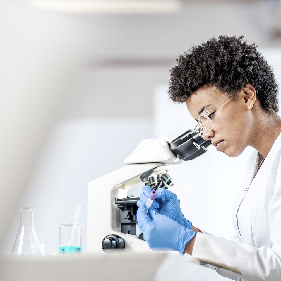 COLOUR-IMAGE_life-science-scientist-microscope-laboratory-study_feb26