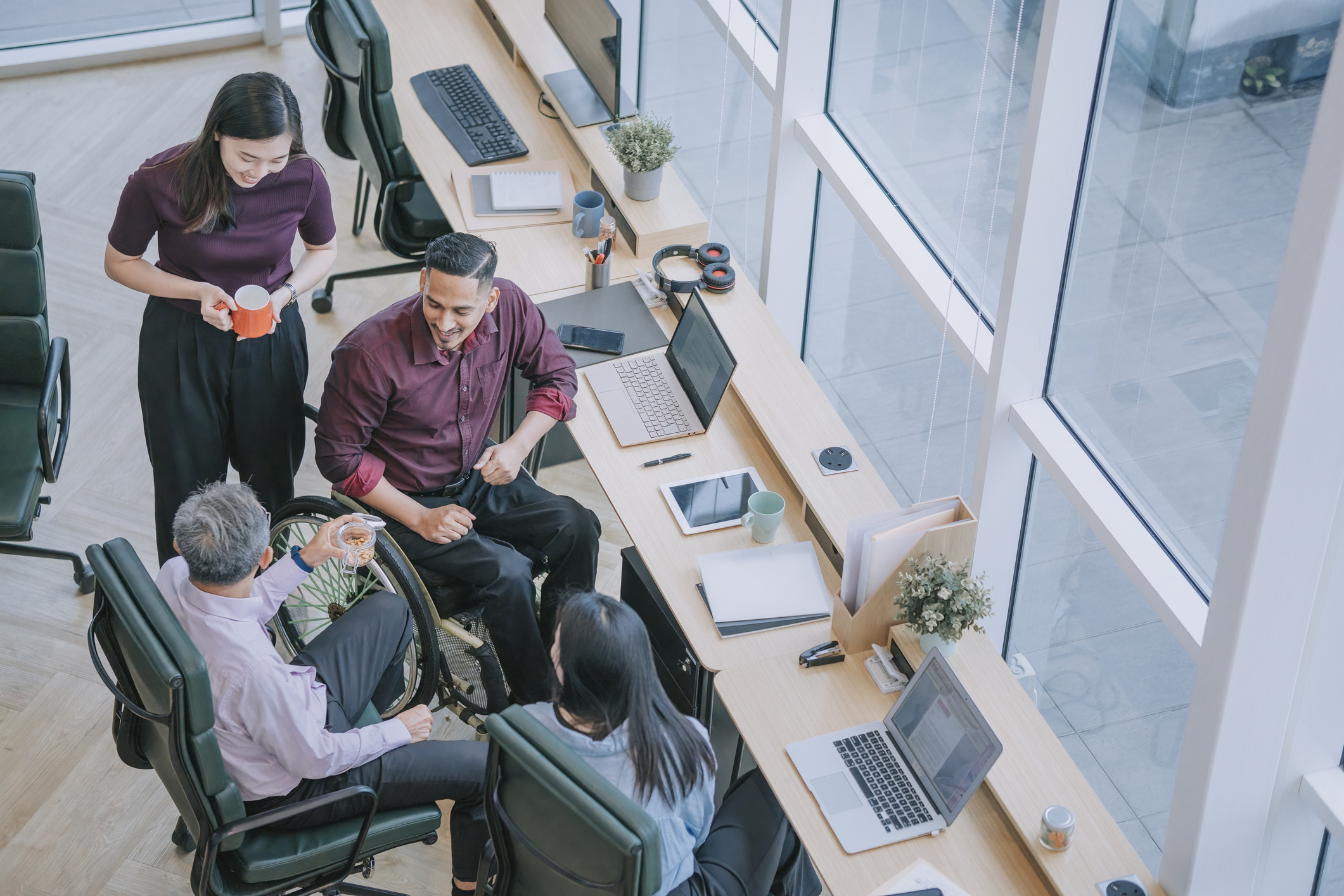 COLOUR-IMAGE_people-office_feb26