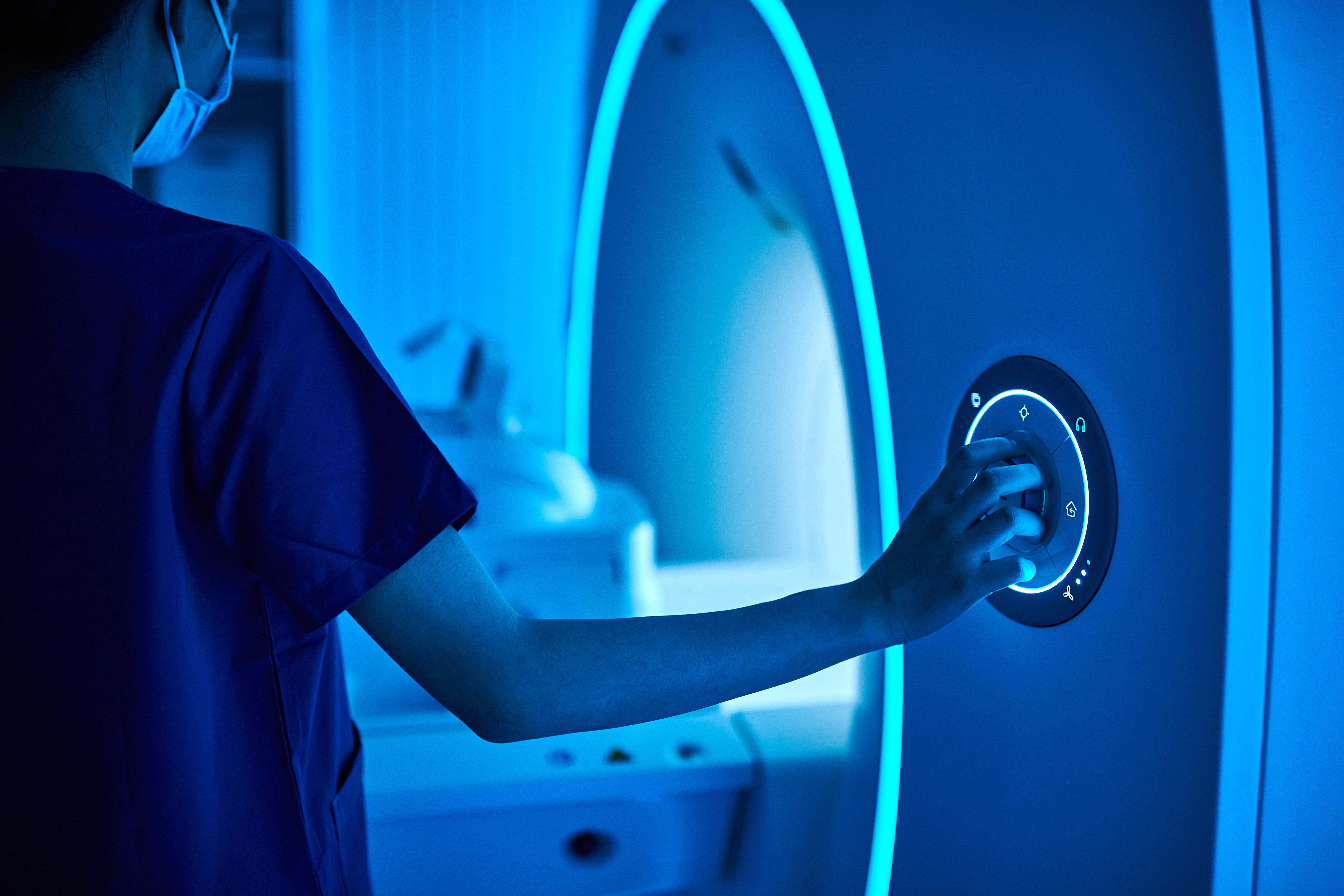COLOUR-IMAGE_healthcare-nurse-mri-machine-scan_feb26