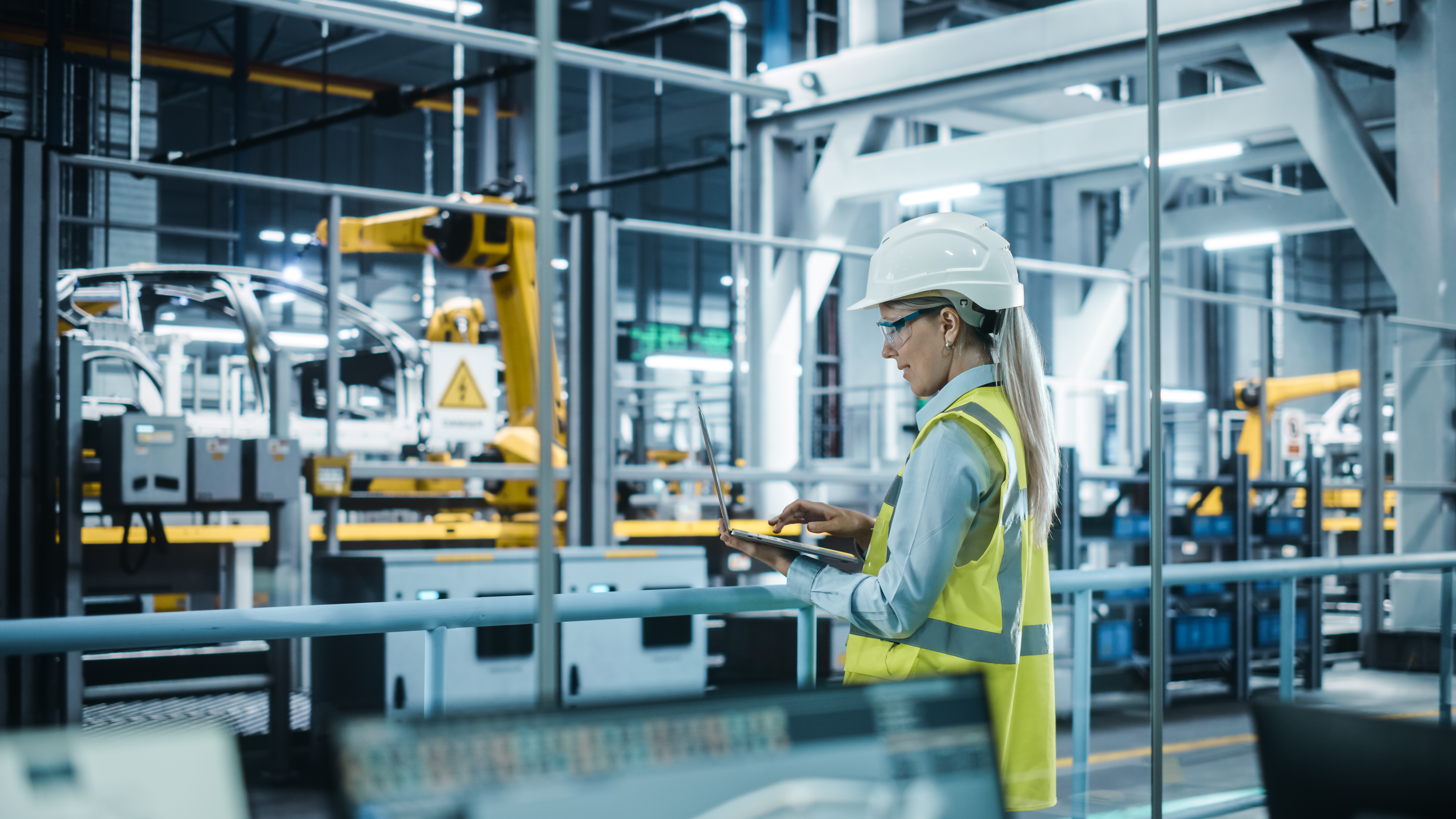 COLOUR-IMAGE_automotive-female-worker-in-automotive-factory_feb26