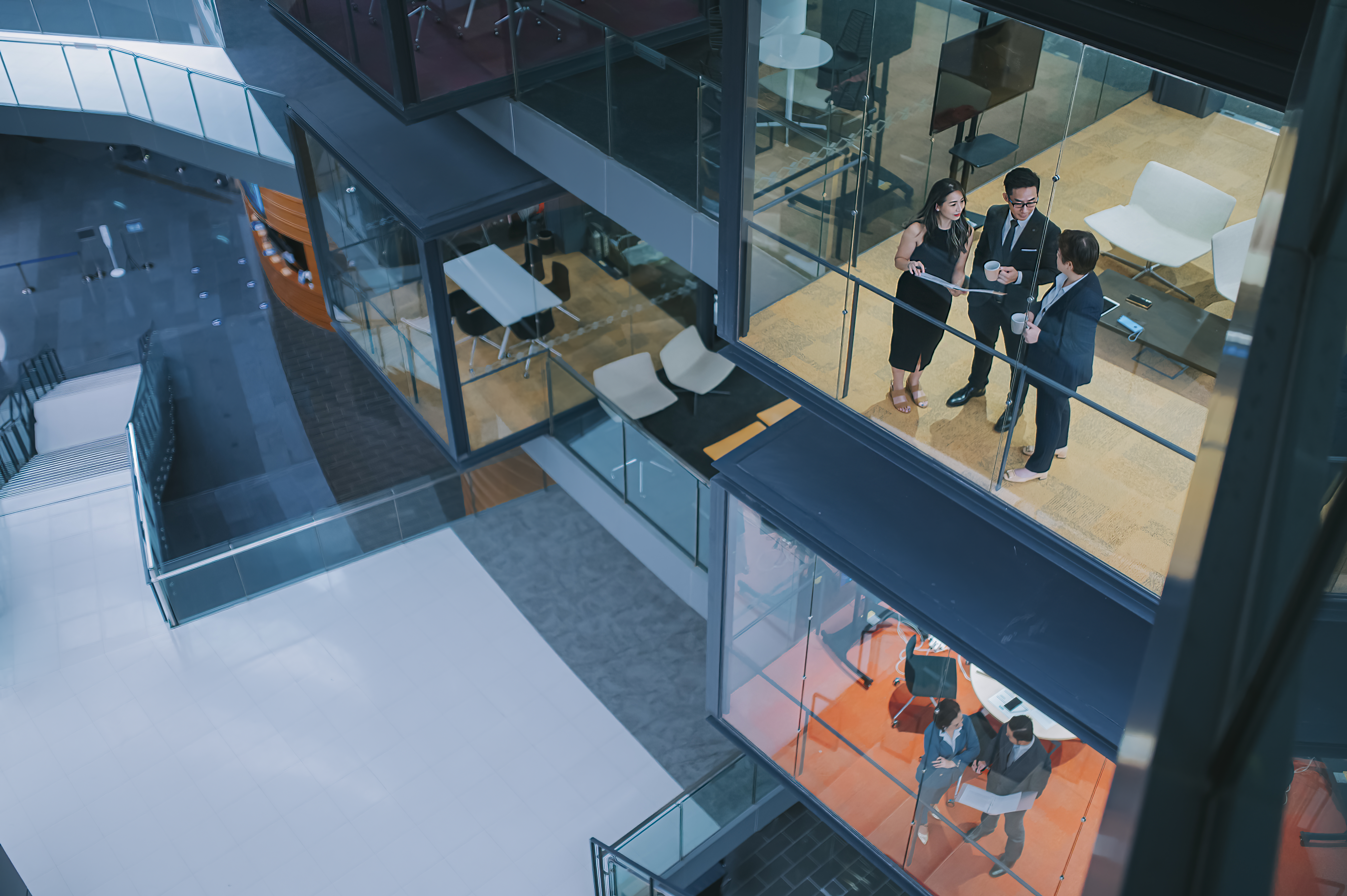 COLOUR-IMAGE_people-office-building_mar26