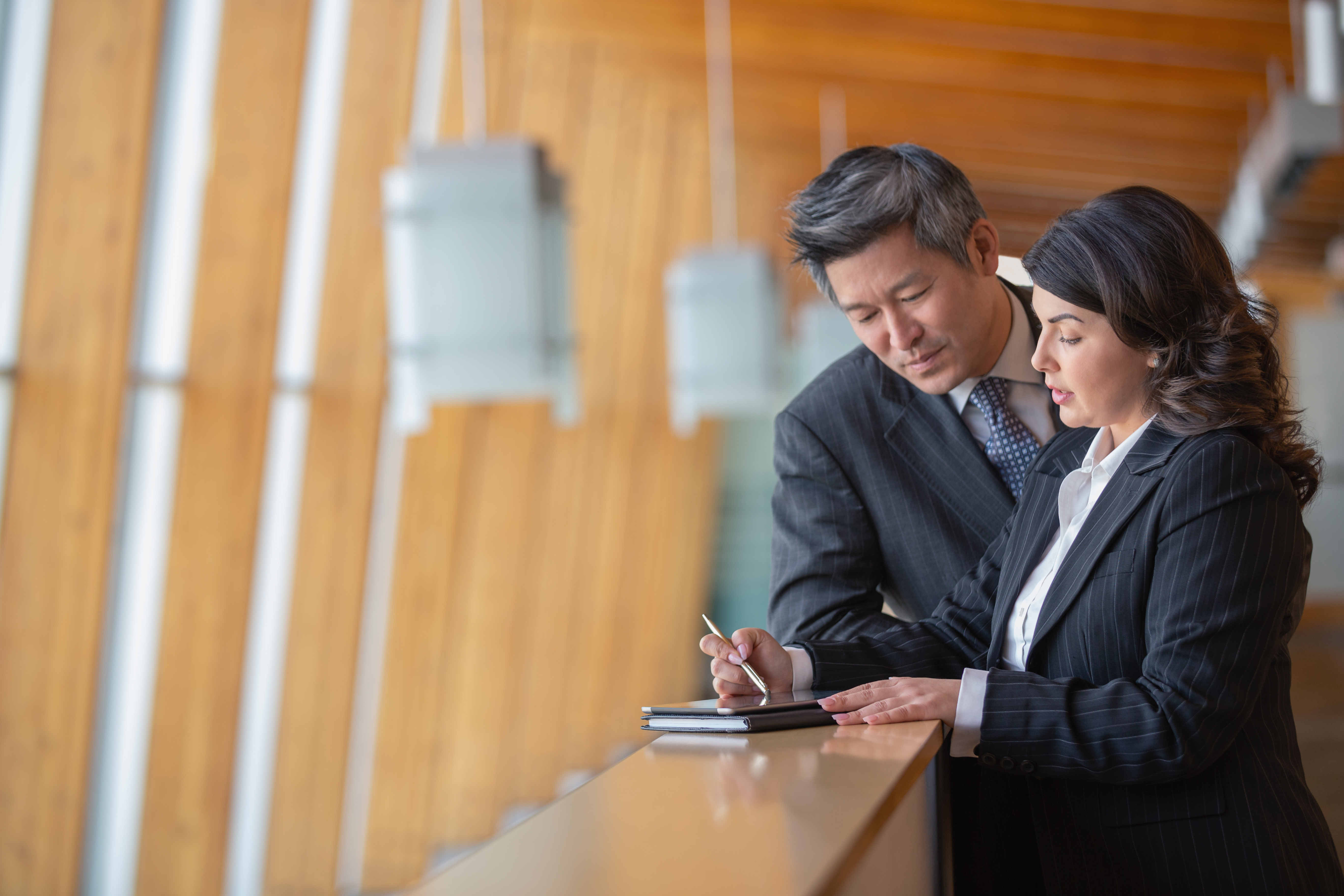 COLOUR-IMAGE_man-and-woman-discussing-in-government-setting_feb26