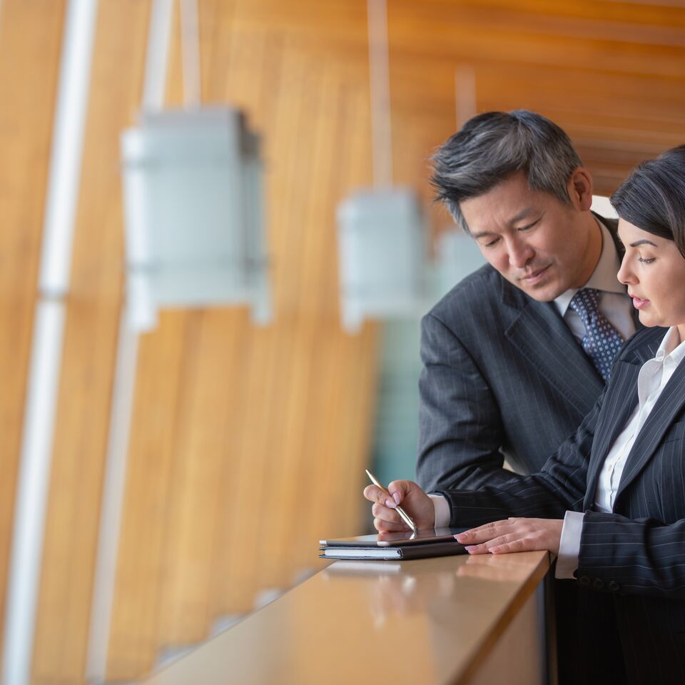 COLOUR-IMAGE_man-and-woman-discussing-in-government-setting_feb26
