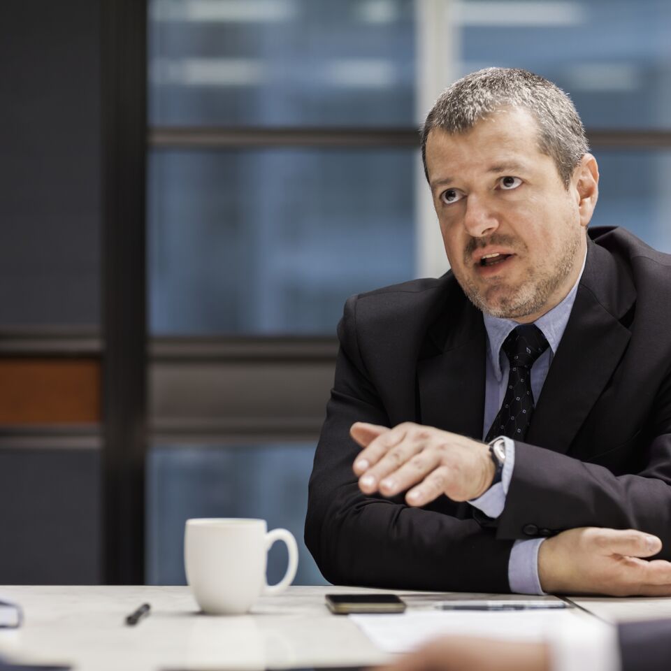 COLOUR-IMAGE_man-talking-in-meeting_feb26