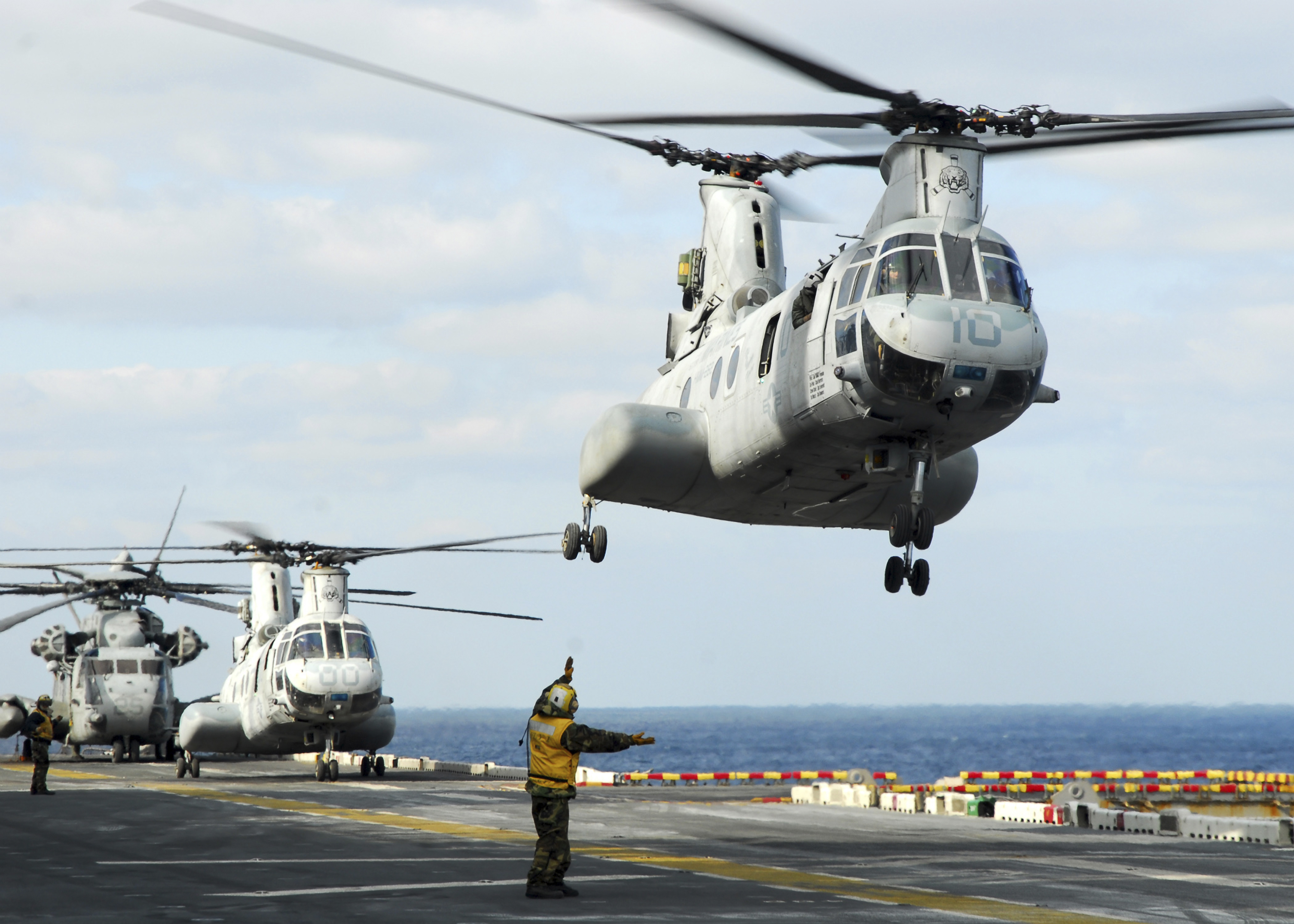 COLOUR-IMAGE_aerospace&defence-militray-helicopters-taking-off-from-aircraft-carrier_feb26