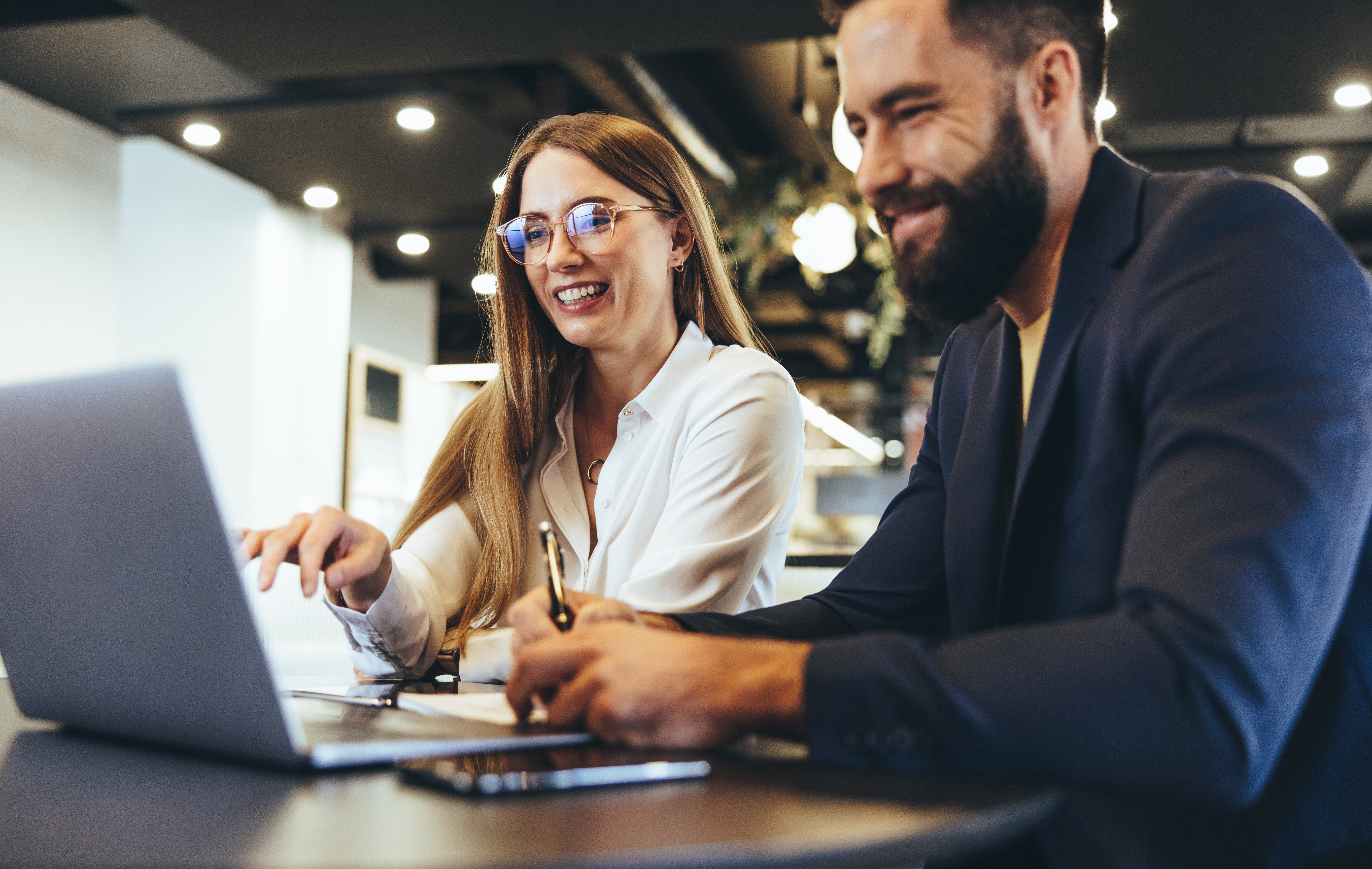 COLOUR-IMAGE_woman-man-laptop-device-office-collaboration_mar26