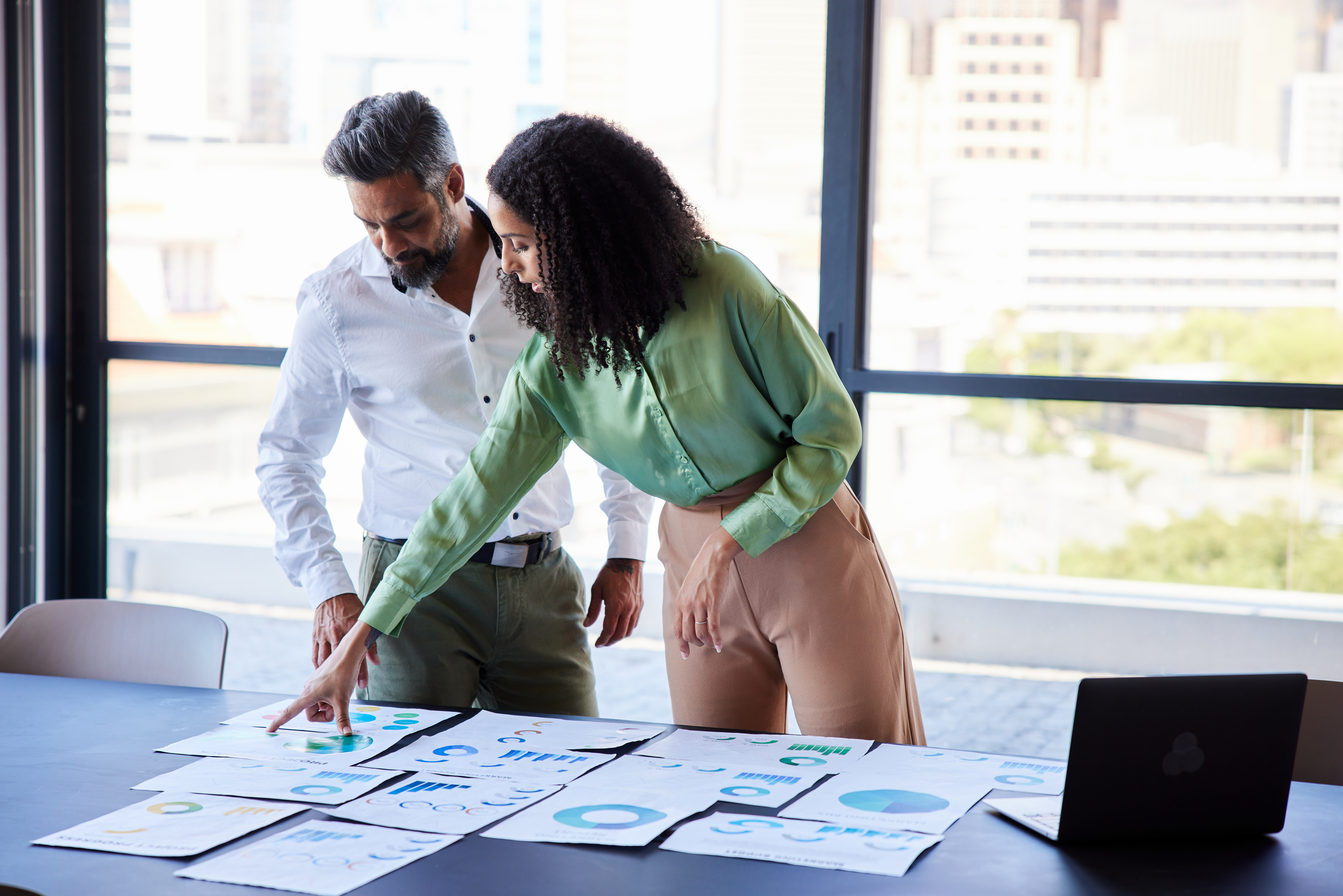 COLOUR-IMAGE_man-and-woman-office_feb26