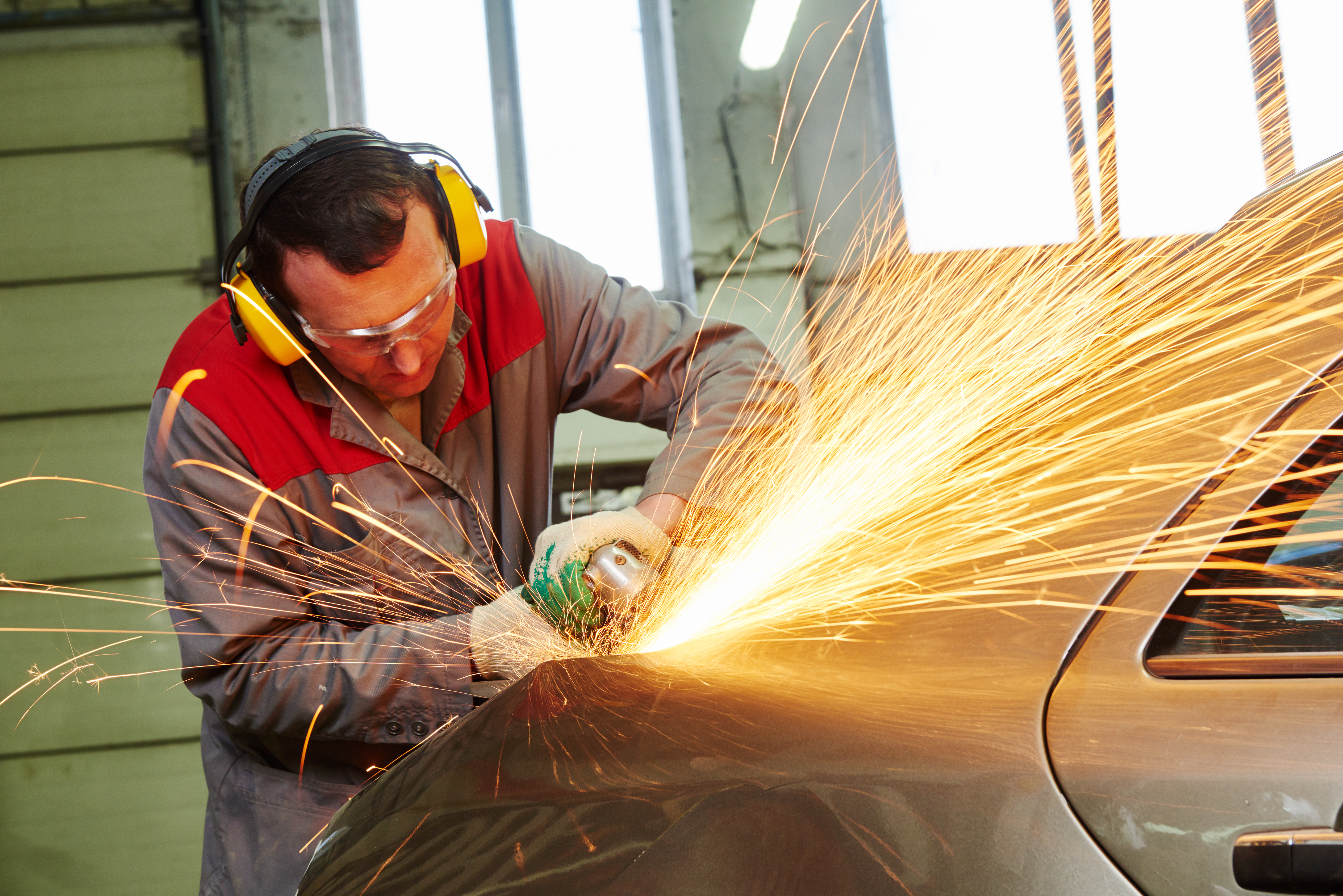 COLOUR-IMAGE_automotive-male-mechanic-using-angle-grinder-on-car-body_feb26