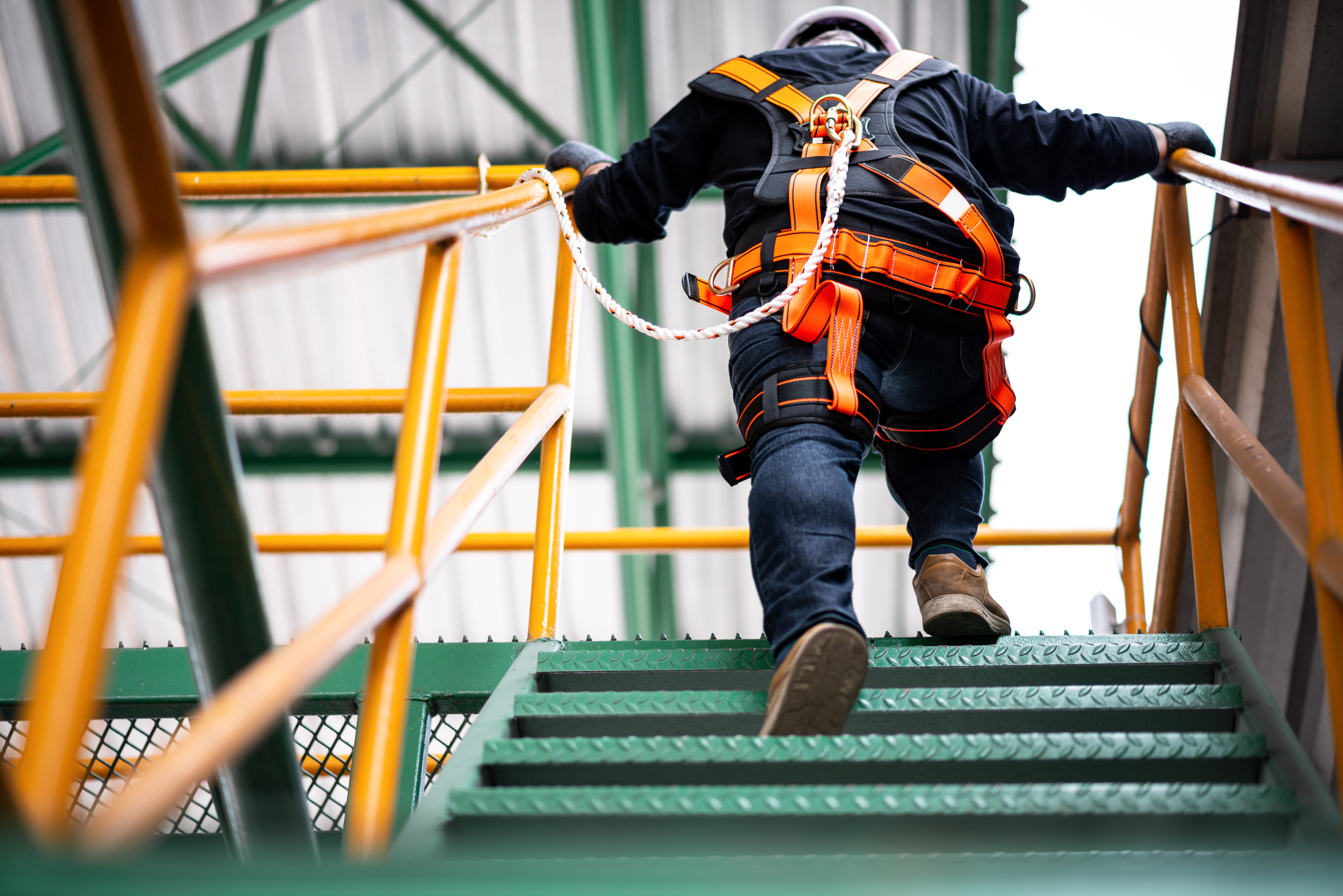 COLOUR-IMAGE_construction-worker-climbing_feb26