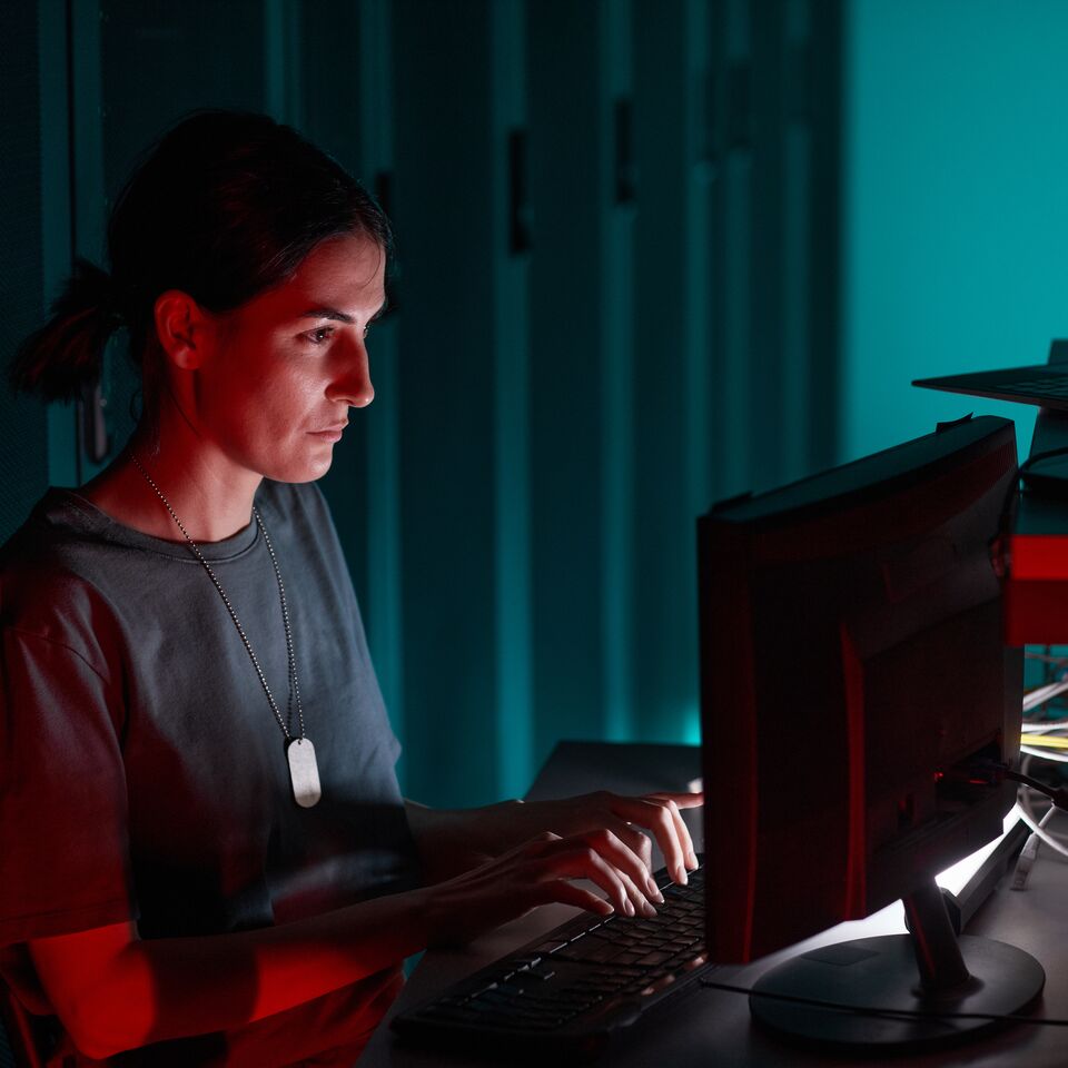 COLOUR-IMAGE_aerospace&defence-military-female-using-laptop_feb26