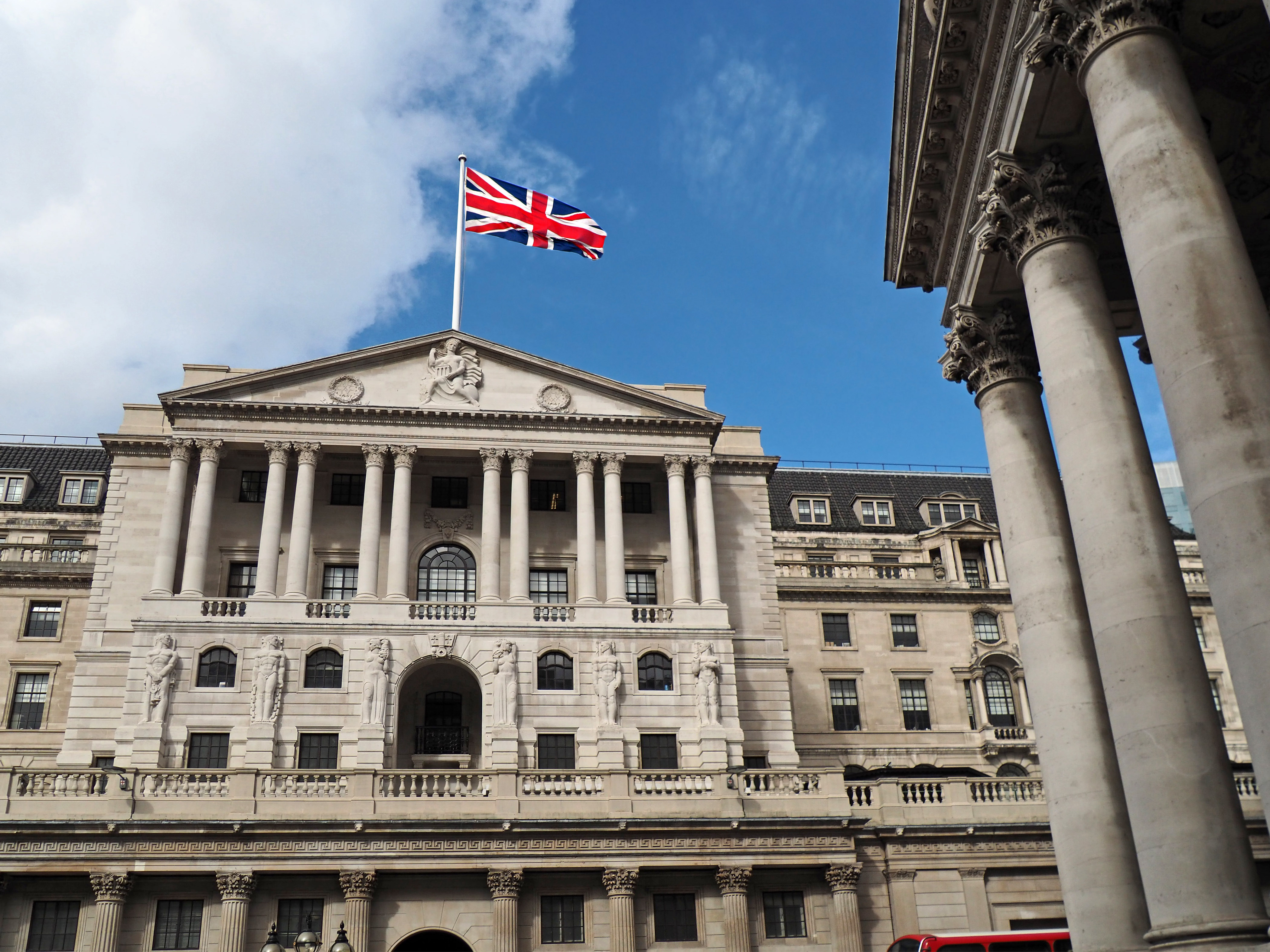 COLOUR-IMAGE_government-building-with-great-britian-flag-at-the-top_feb26