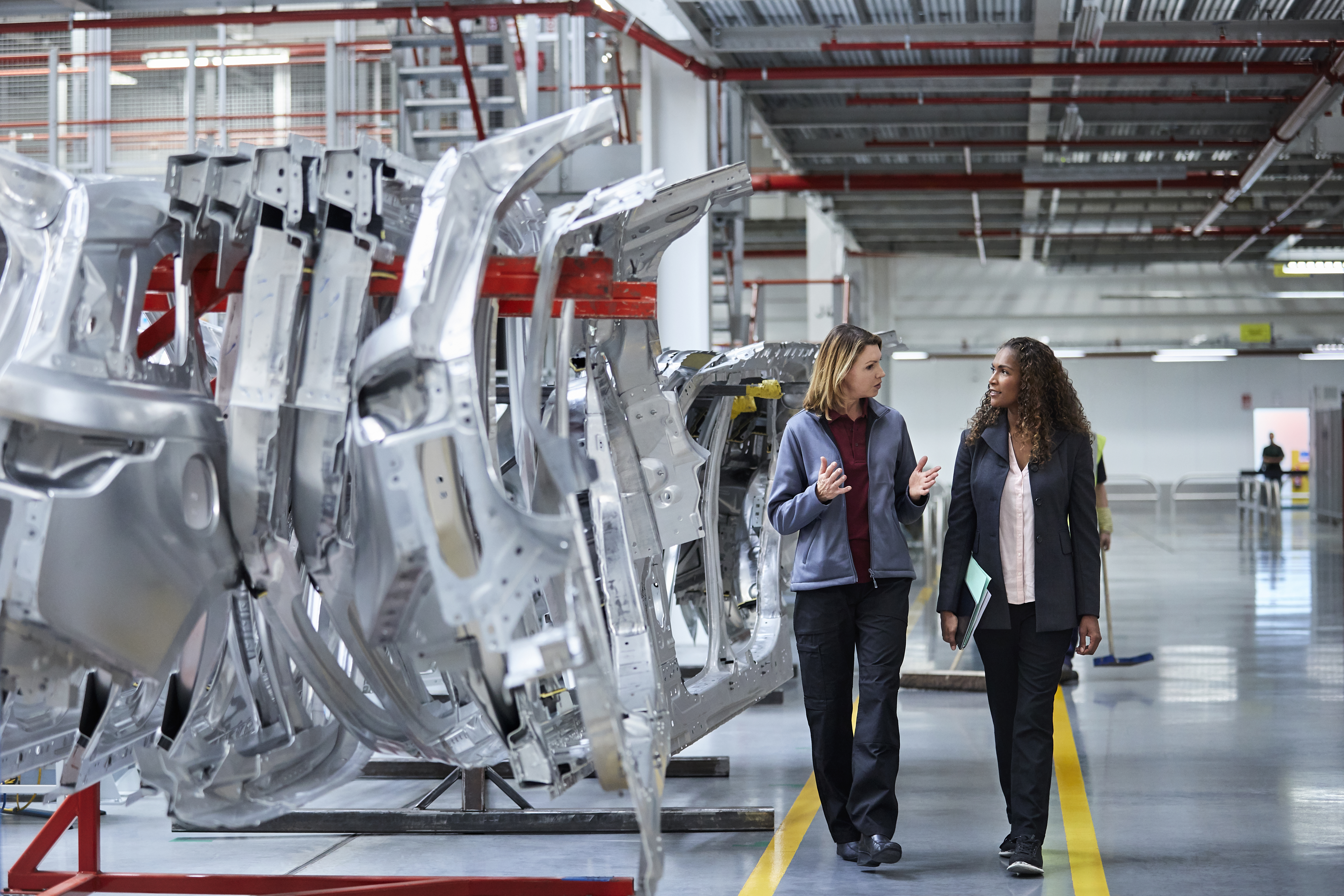 COLOUR-IMAGE_automotive-female-managers-in-automotive-assembly-line-factory_feb26