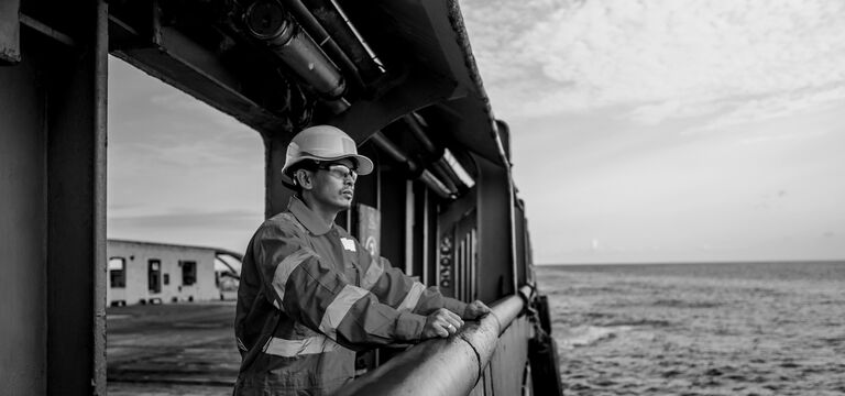/bynder-asset/bynder:A9992D09-E902-432F-845A0A6D85686AB8/Landscape_MD/SINGLE-IMAGE_worker-on-boat-looking-to-sea-black-and-white_jul24.jpg?1749636793000