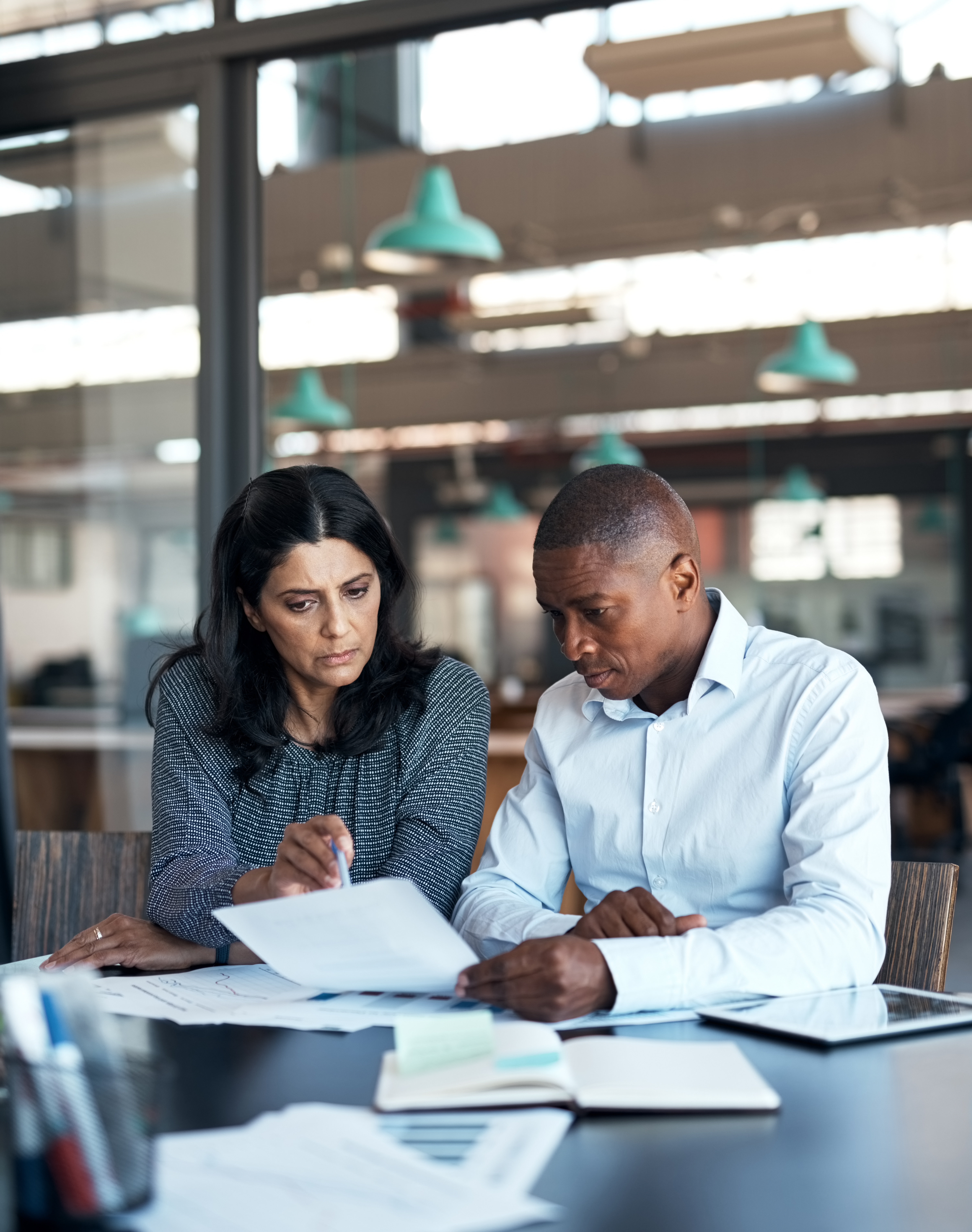 COLOUR-IMAGE_people-working-in-office_feb26
