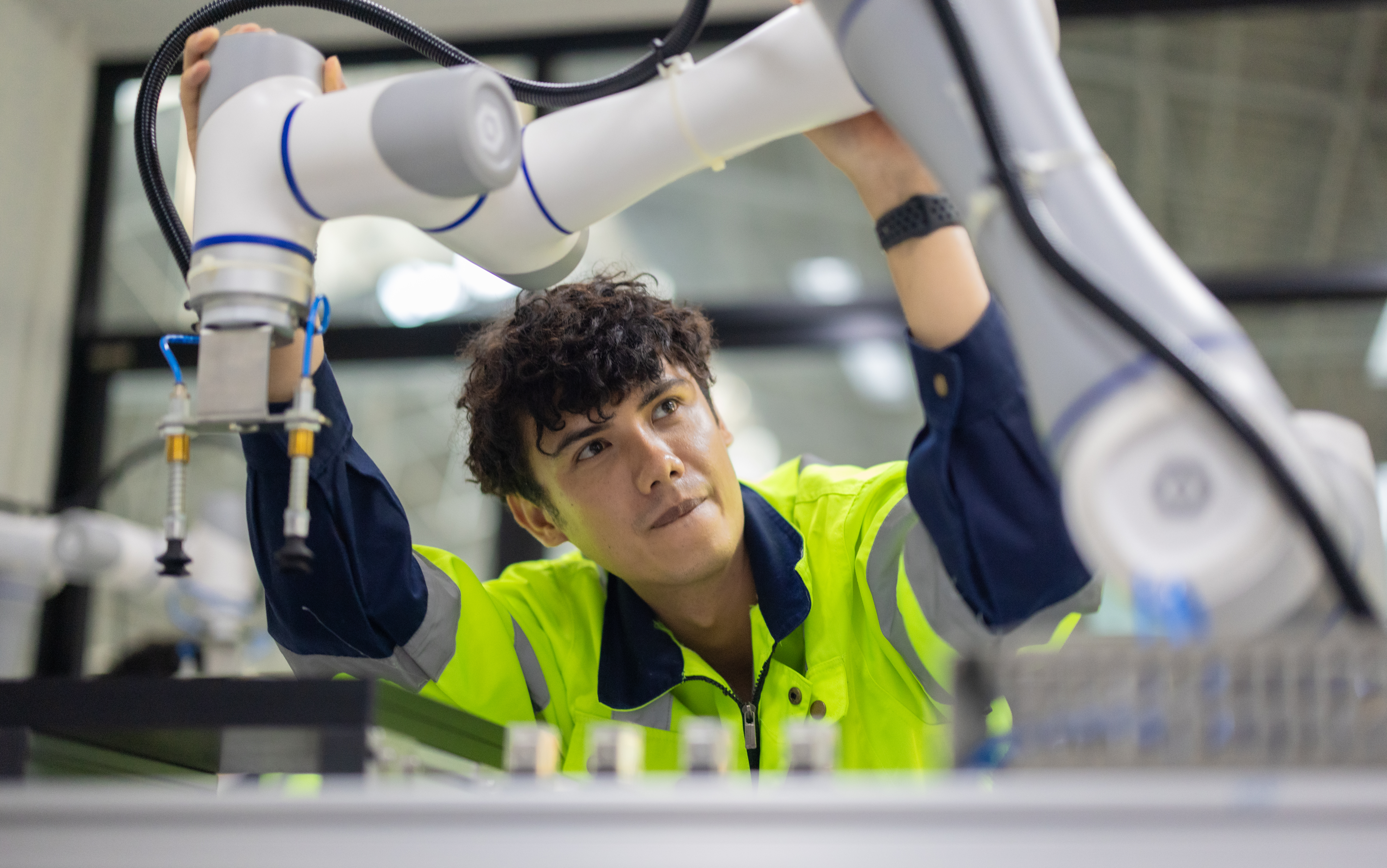 COLOUR-IMAGE_automotive-Male engineer-inspecting-car-manufacturing-robot_feb26