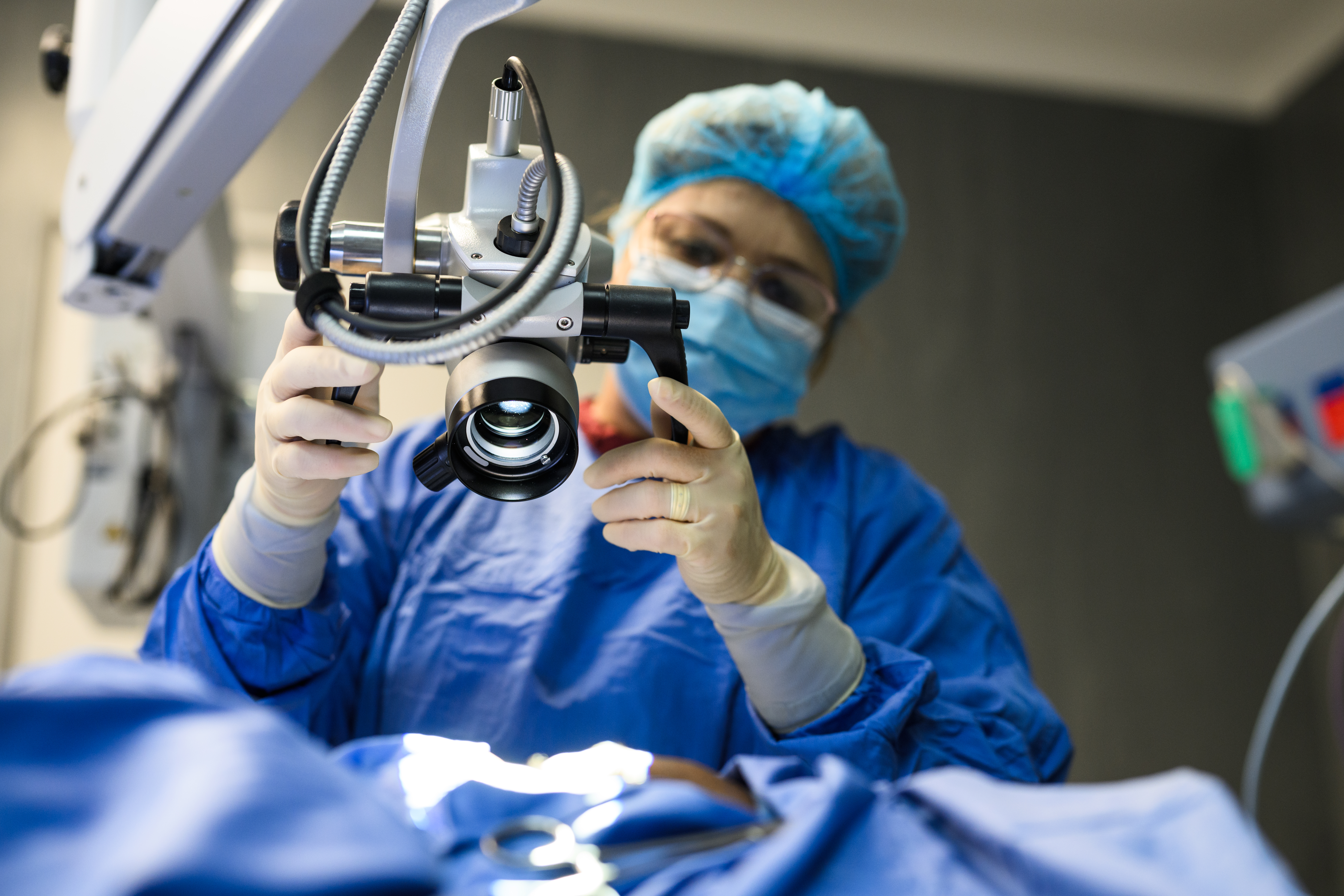 COLOUR-IMAGE_healthcare-surgery-doctor-camera_feb26